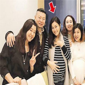 谢安琪迎40岁生日 挺大肚素颜切蛋糕