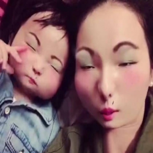 欧弟娇妻带Jojo玩变脸 两人竟然一模一样(图)