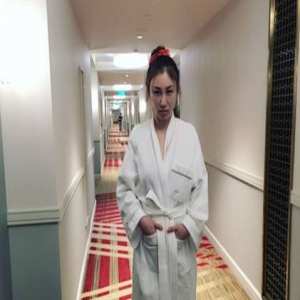 港女星穿比基尼戏水 遭男路人围观拍照引不快