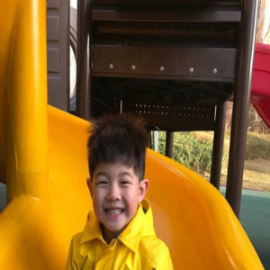 胡可带安吉玩滑梯 小帅哥却秒变“爆炸头”(图)