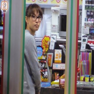 徐子珊中环独自买零食 素颜认不出(图)