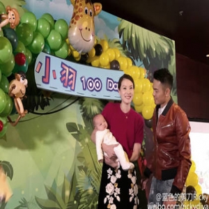 谢杏芳带孩子晒太阳 儿子小手胖嘟嘟惹人爱