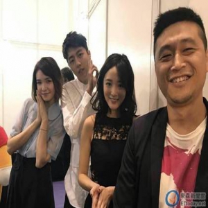 女星与小3岁鲜肉男激吻12小时 妈妈全程盯场