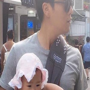 秦昊单手侧抱小米粒遭炮轰 伊能静反呛键盘侠