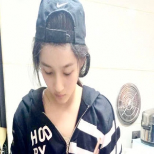 国民好闺女！关晓彤素颜清纯 亲自为爸爸下厨