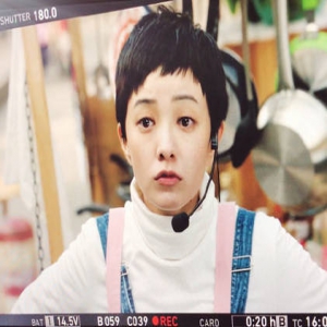 郭采洁晒简笔“自拍画” 却把自己画得口斜眼歪…