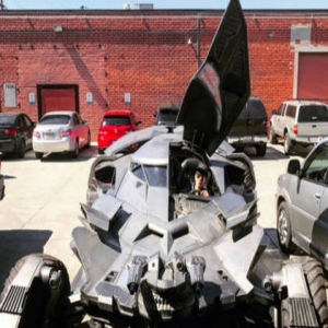 林俊杰晒蝙蝠车 称要上班假装蝙蝠侠(图)