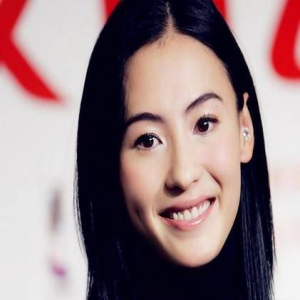 张柏芝妈妈为减轻女儿压力 自力更生到蛋糕店打工