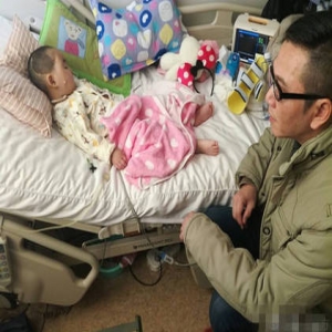 温兆伦探望被虐女婴 孩子被母亲和其情夫虐待致残