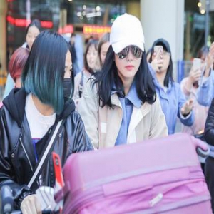 刘诗诗帮助理推行李 机场迷路左顾右盼超可爱