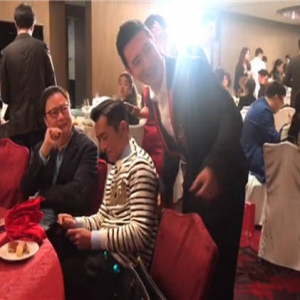 黄晓明做了件超暖心的事 替员工向古天乐要签名