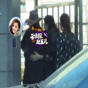 张歆艺出入妇产科门诊 外出衣着宽松孕味儿浓