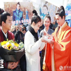 马思纯坦言害怕得到太多 因被吐槽对眼去医院检查