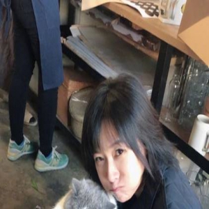 徐静蕾深夜晒与猫合照并发文：自己长得很是谦虚