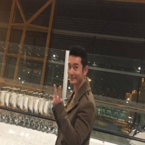 女粉丝机场遇黄晓明 晓明哥对镜头摆剪刀手造型