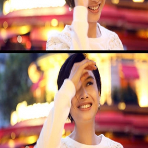 朱茵晒照展迷人笑容：管他皱纹不皱纹(图)