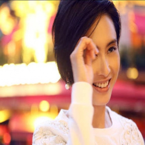 不老女神朱茵晒自拍：我爱笑，管他皱纹不皱纹