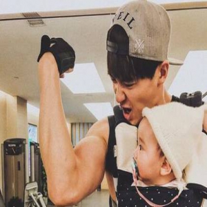 高云翔幸福晒娃大秀肌肉 女儿变身小迷妹