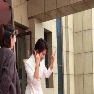 刘涛画风突变开启摇滚模式 手势表情到位惊呆网友