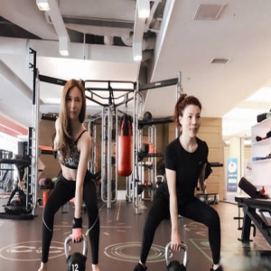 马景涛娇妻晒健美好身材 蜂腰蜜桃臀性感十足(图)