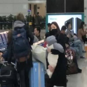 陈妍希现身合肥火车站？手抱孩子产后恢复好