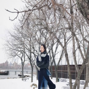 刘雯雪地拍照直喊冷 美腿逆天长出屏幕(图)