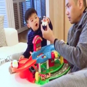 黑人这样把儿子举高高，网友吓了一大跳…