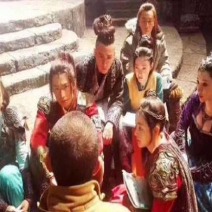 吴尊新戏造型曝光 奇葩丸子发型让粉丝“心碎”