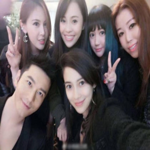 baby产后现身聚会 闺蜜美貌抢镜(图)