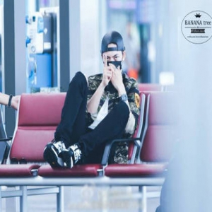 萌！陈伟霆机场被偷拍，秒变“乖巧”表情包(图)