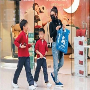 张柏芝和俩儿子看电影买玩具 享受亲子时光好有爱