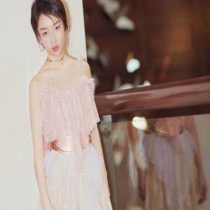 周冬雨秀身材 却被镜子暴露了小粗腿(图)