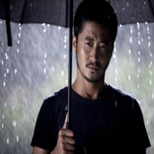 吴京晒摄影师遭蜘蛛咬伤照 网友：伤口太惊人！