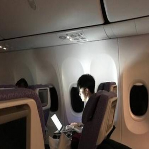 深夜写歌被偷拍？薛之谦喊话岳云鹏：快亲亲我