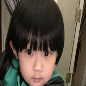 鲍蕾晒女儿可爱照片 网友：小叶子贝儿傻傻分不清