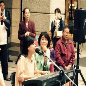 盲人歌手签公司被要求整形 如今重回街头驻唱