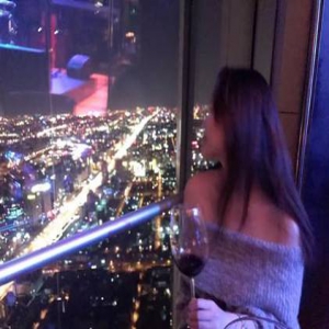 葛天穿一字毛衫饮红酒 露迷人锁骨妩媚动人