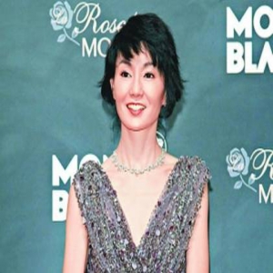 情伤还在治疗中？张曼玉遛狗却被指瘦得憔悴