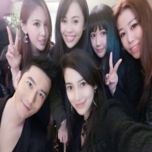 黄晓明现身酒吧变身DJ 一阳指舞姿嗨全场