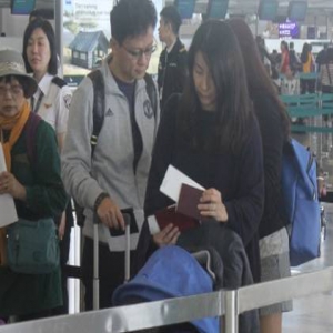 超淡然！郭晶晶夫妇现身街头小店 还挤坐二人桌