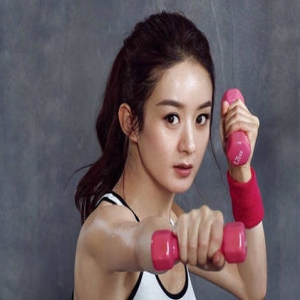 一个从未见过的赵丽颖，腹肌手臂肌帅爆了！