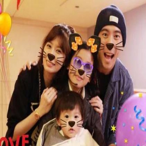 贾静雯曝小女儿于15日出生 暂时封肚不会再生