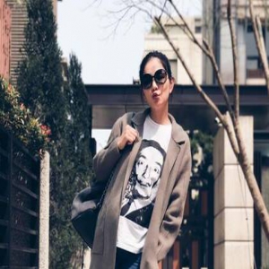 Ella挺9个月孕肚开工 完全看不出是孕妇