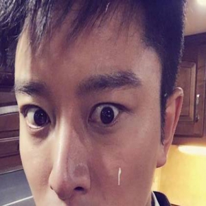 贾乃亮惨遭鸟屎糊脸，不擦反而先拍照发微博(图)