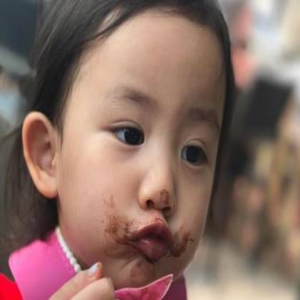 黄磊晒小女儿萌照 大眼圆睁呆萌可爱(图)