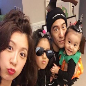 贾静雯透露三女儿是15日出生 打算封肚不会再生