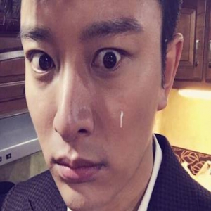 鸽子屎掉脸上，贾乃亮不擦反而先忙着拍照(图)