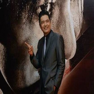 毫无巨星架子！周润发帮忙运送流浪狗