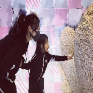 李小璐携爱女逛水族馆 甜馨脚上的鞋子亮了(图)