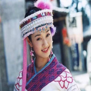 马伊琍清纯旧照曝光 穿民族服饰笑容可爱(图)